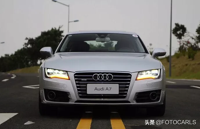 2012款奥迪A8豪华行政轿车，搭载V6发动机，配备quattro四驱系统，内饰精致科技感强