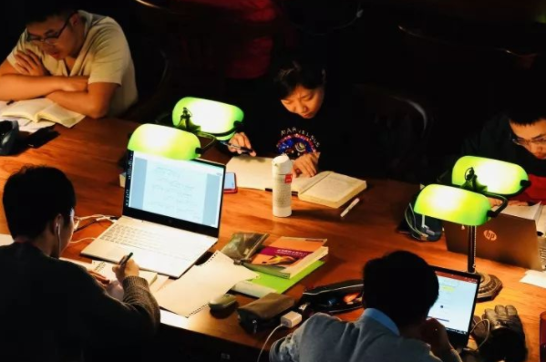 清华大学晚上可以进去么（哈佛学子只睡4个小时）