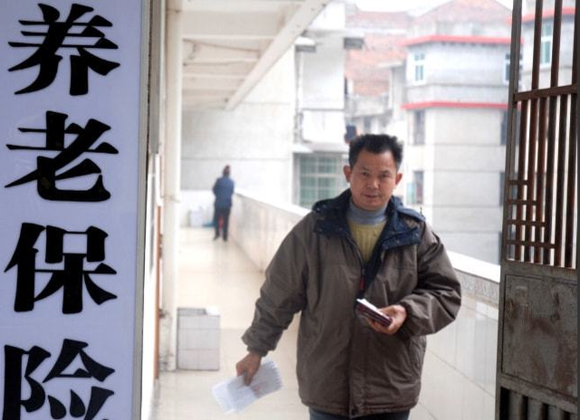 养老保险迎来调整，最低缴费年限可能延长，交15年领不了养老金？