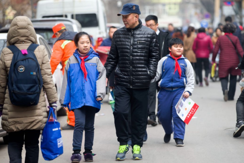 上海接送学生钟点工走俏，按次收费还可拼单，但其中隐患不容忽视