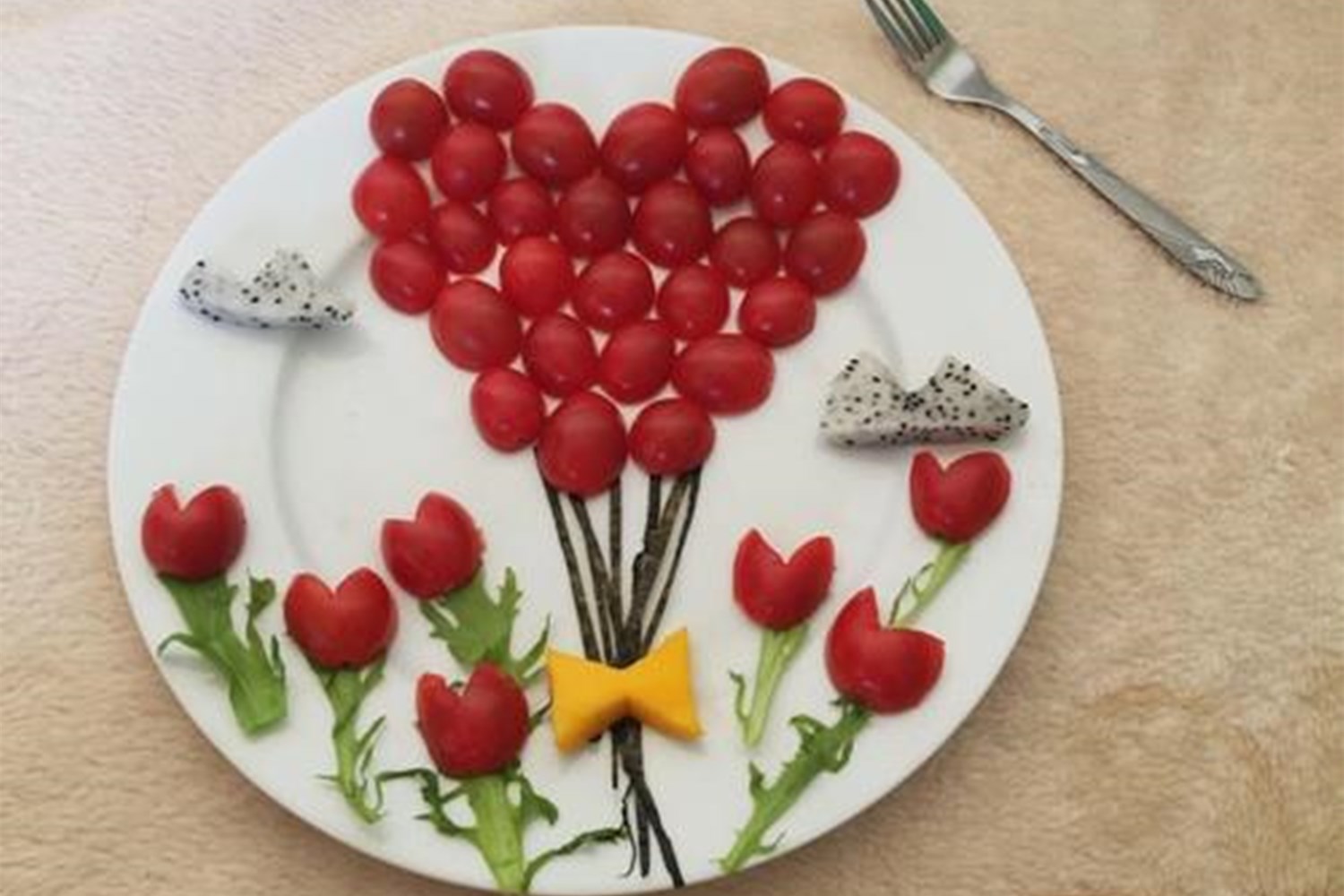 幼儿园做"水果拼盘",老师在家长群里晒成果,却被家长喊话退钱