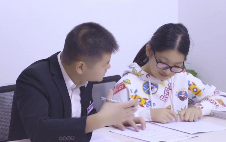 培训机构“遇冷”，新东方为摆脱困境频出新招，或许转型成功