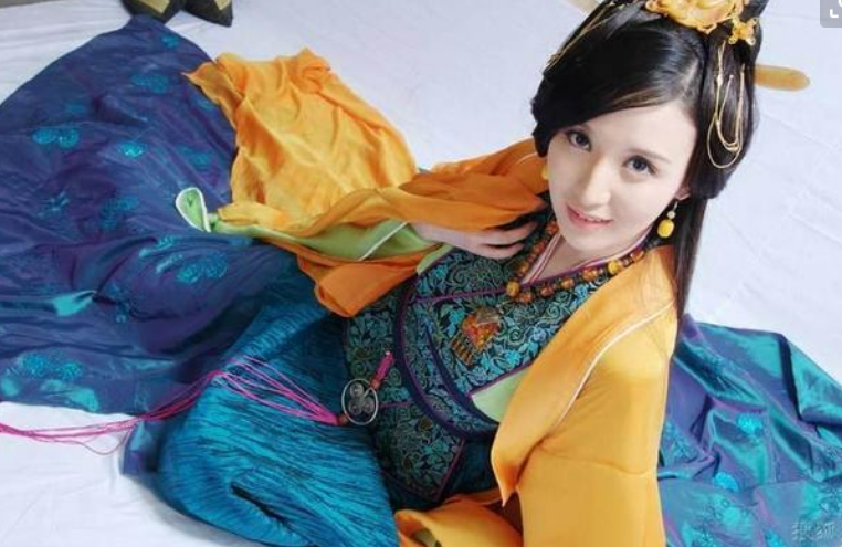 张萌一家三口罕露面！与富豪老公当街拥抱，一旁女儿受冷落超委屈