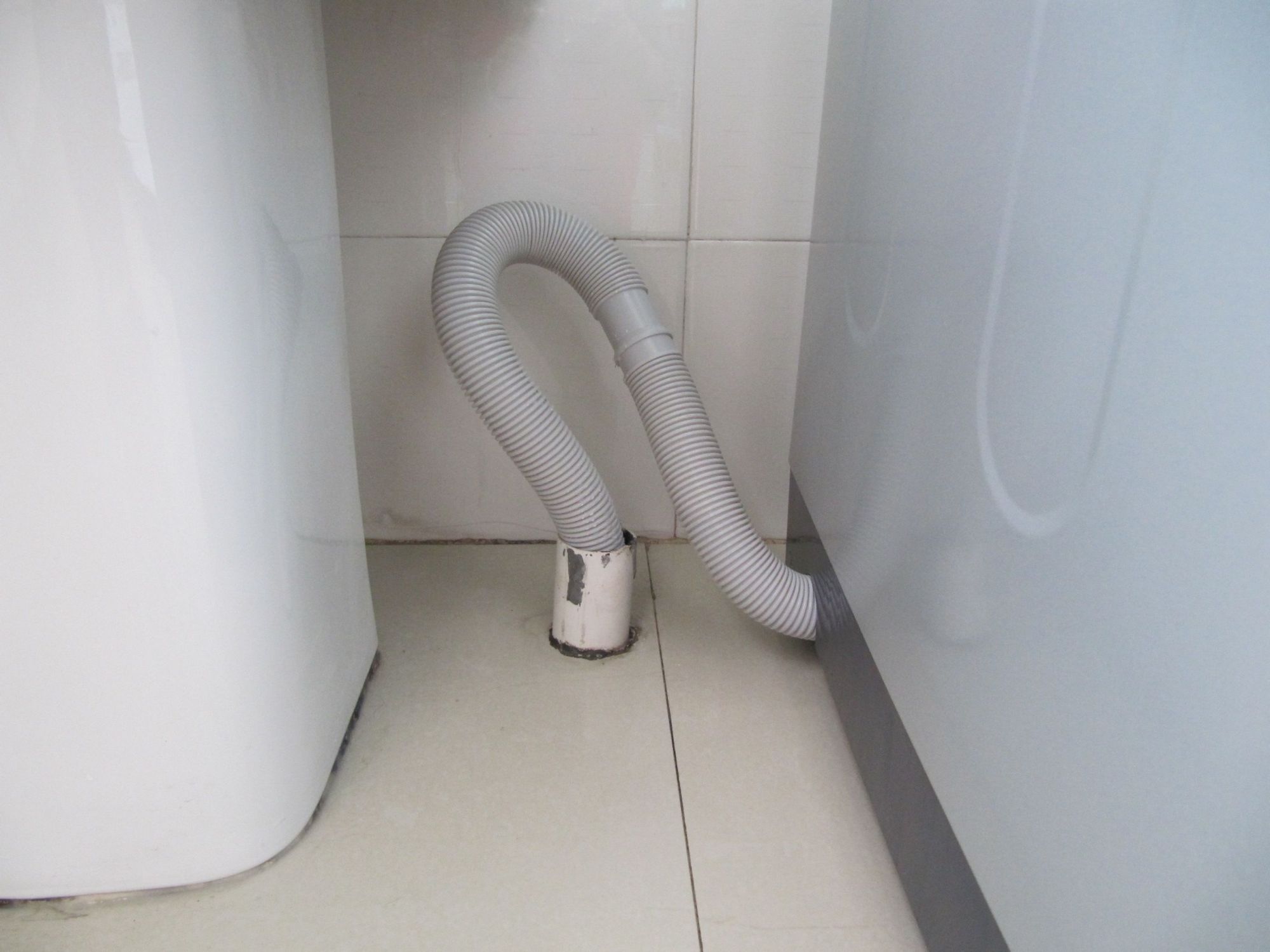 洗衣机排水管不要直接插在地漏里，容易溢水和反味，改一下更好用