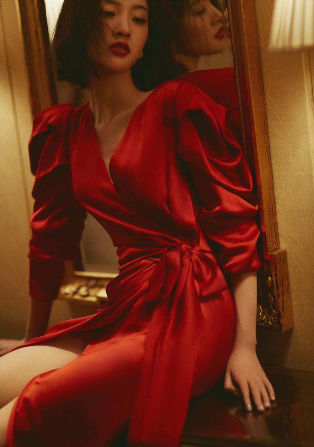 唐艺昕外表甜甜的，穿红色真丝睡袍也能“纯欲感”满满，太撩人