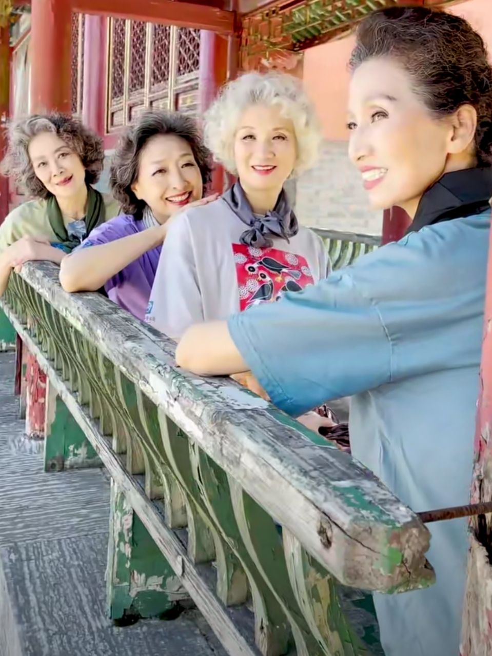 优雅无关年龄，“时尚奶奶”靠穿搭重新定义老年人，奶奶辈也很美