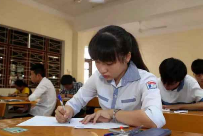 清华美院毕业展惹争议，模特清一色“眯眯眼”，网友评论崇洋媚外