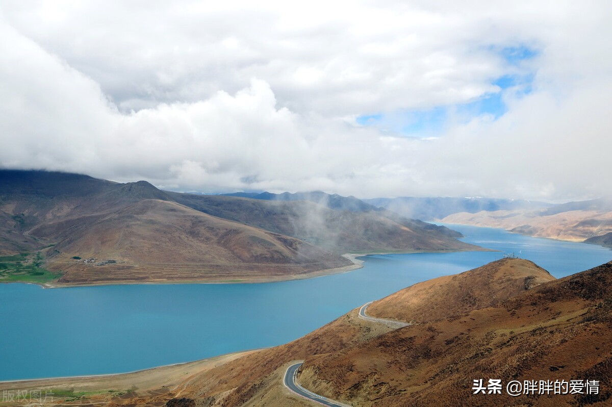 温暖在左明媚在右，清浅时光且歌且行，一路风景花香遍地，风盈盈