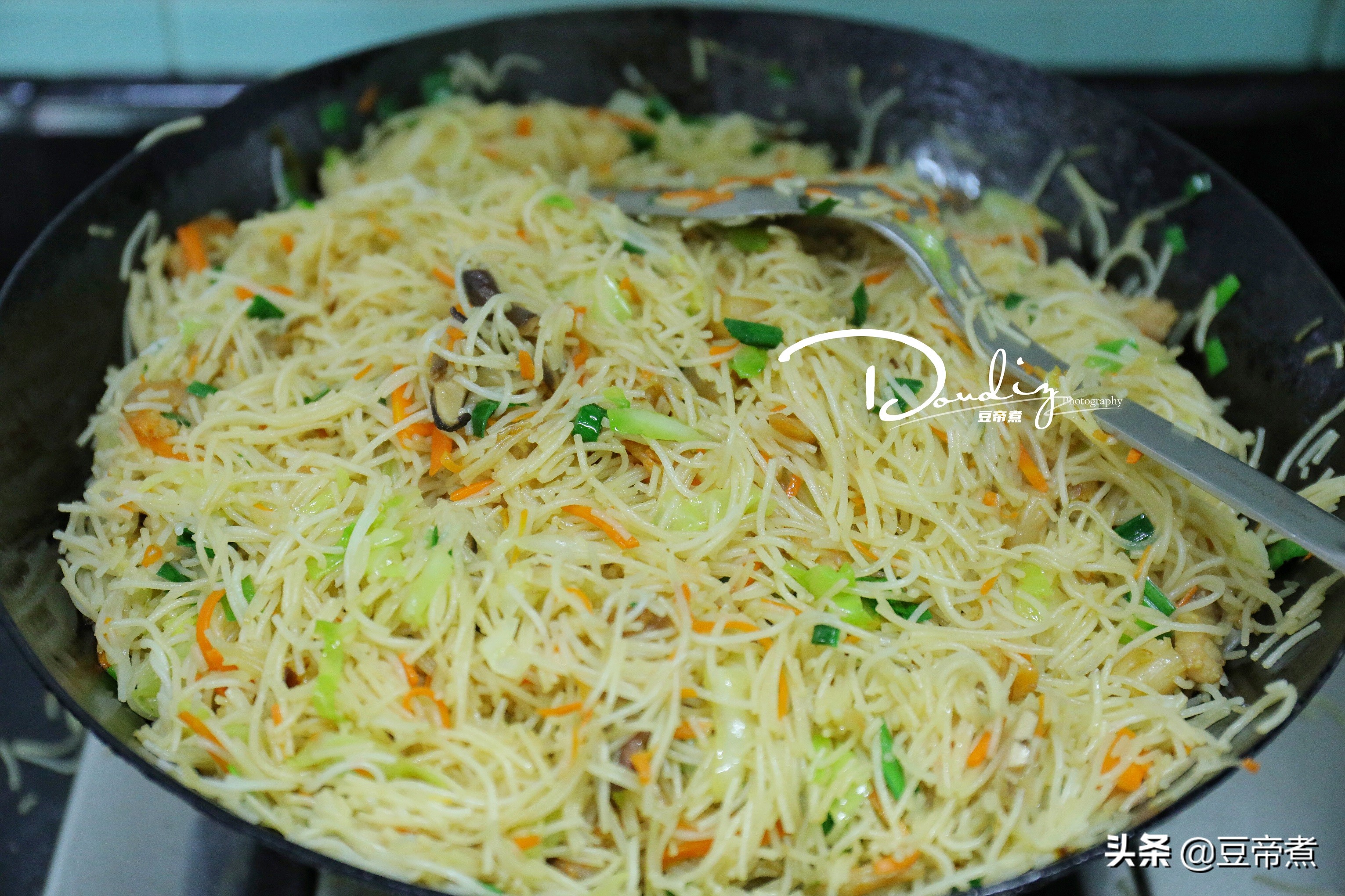 炒个粉发朋友圈获赞无数，网友：料多味美，一看就好吃，想去蹭饭