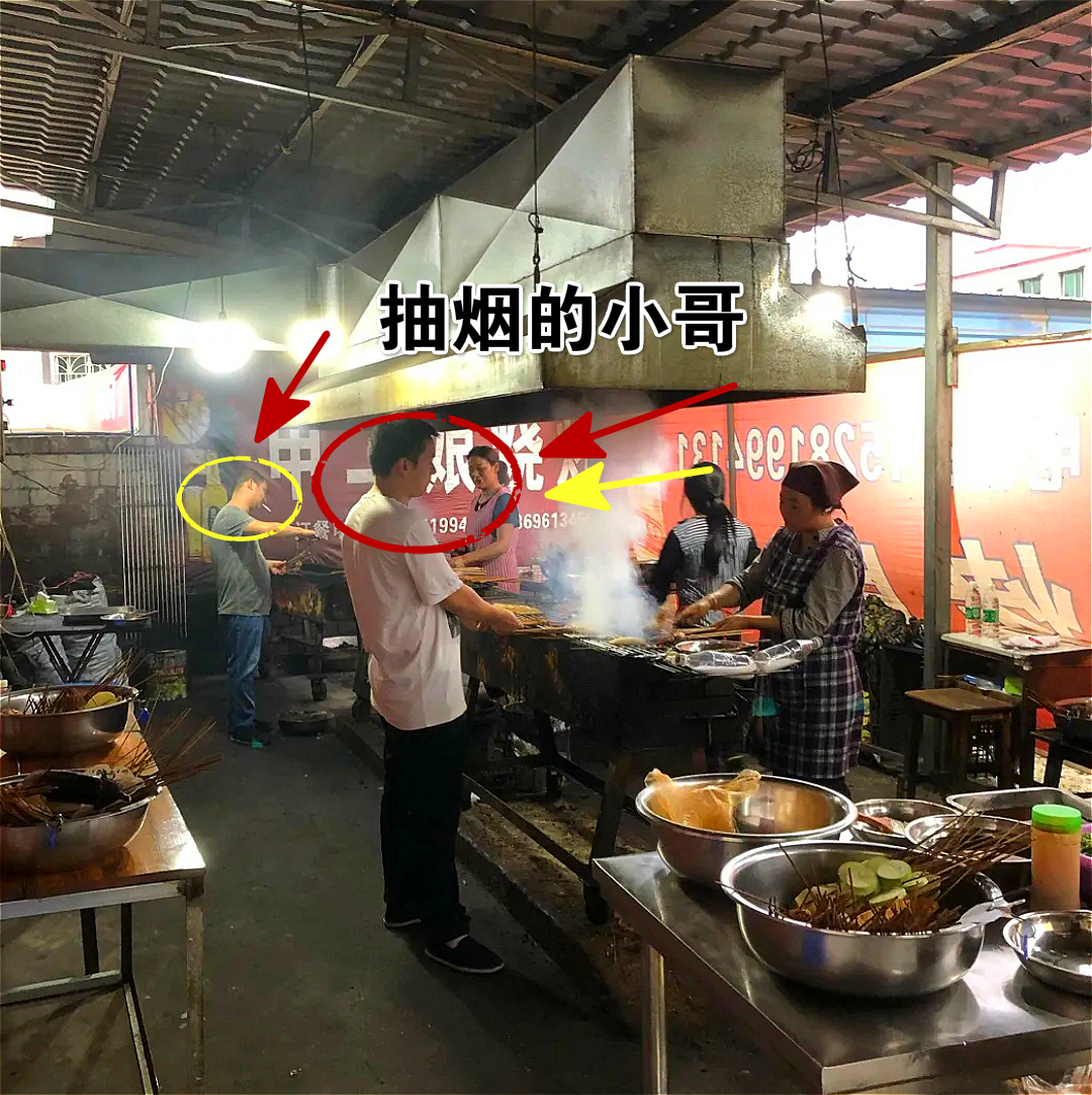 必须点20串！“霸道”的店规，峨眉山的网红烧烤，老板有点“歪”