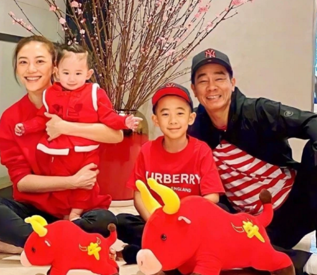 应采儿探班陈小春，俩人当众热吻，山鸡哥看老婆全程宠溺笑甜蜜蜜