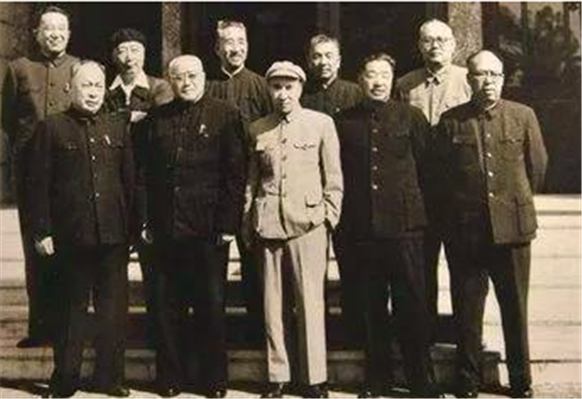 毛主席究竟用什么镇住了10大元帅们？