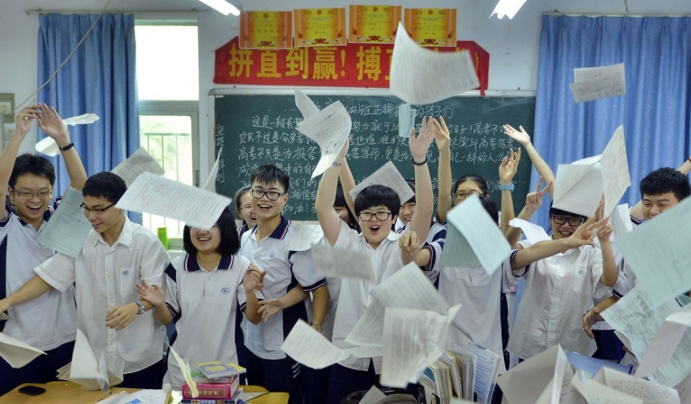 18年前他偷走高考试卷，准备好答案去考试，结果拿到试卷崩溃了