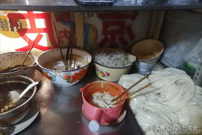 西安不到5平米的小店，麻酱凉皮9元一份，除了分量足没其他亮点