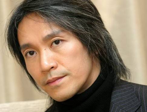 58岁白发沧桑落泪的周星驰:被误解了30年,可有人懂我的心酸?