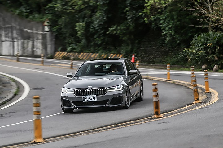 M5最害怕的亲兄弟？试驾宝马M550i xDrive