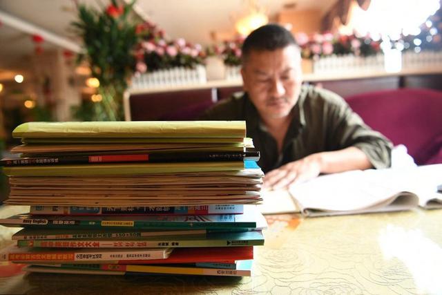 他是高考钉子户，54岁参加24次高考，年入百万，却非一本不上