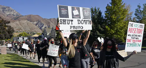 美国上万家长送娃进“集中营”受虐至死，只为治青春期叛逆？