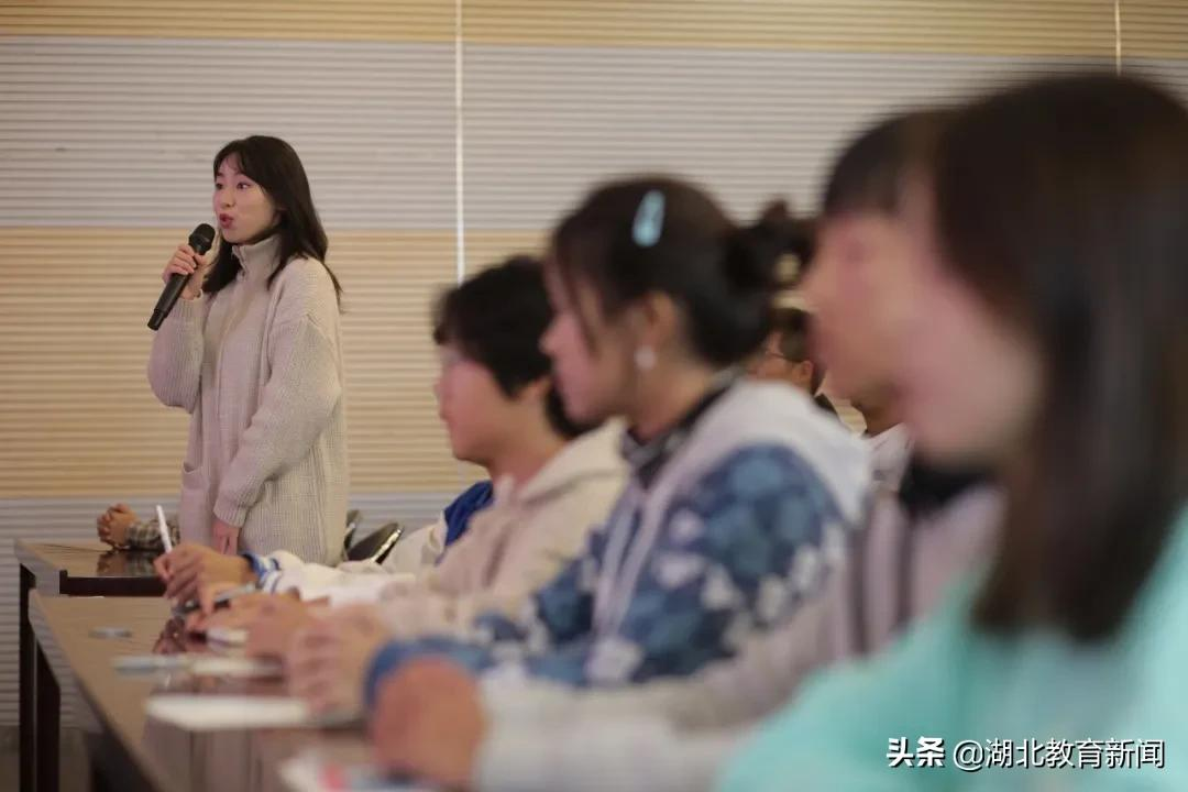 “生命摆渡人”汪勇竟向学生们展示自己的“朋友圈”？这堂大思政课太活了