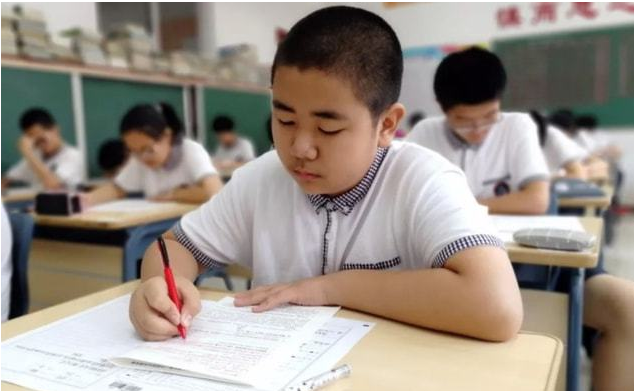 11名初一新生被劝退后续，家长让孩子在校门口住下，学校作出回应