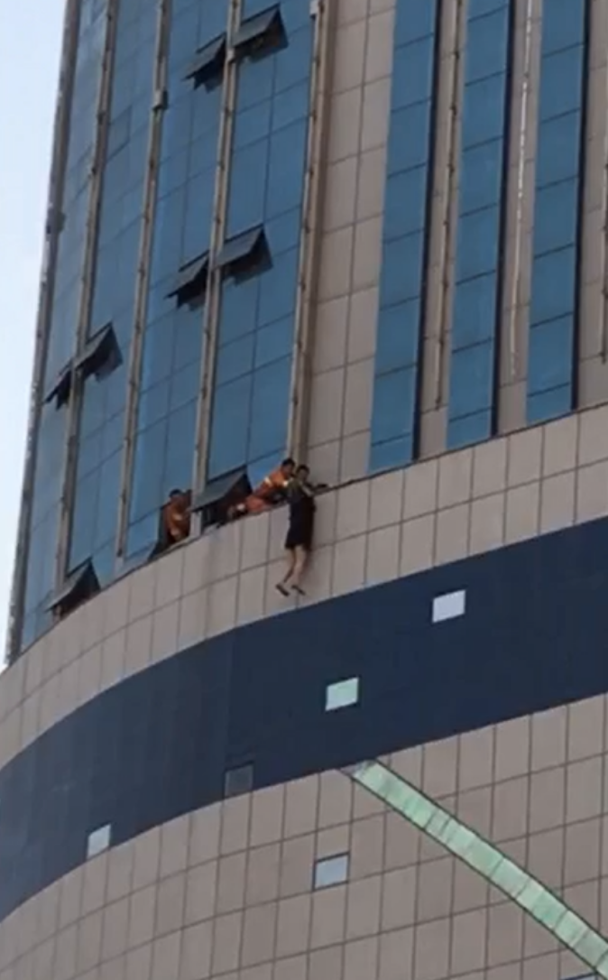 庆阳19岁女孩被班主任猥亵跳楼自杀：班主任二审获刑两年当庭翻供，48岁父亲彻底垮掉