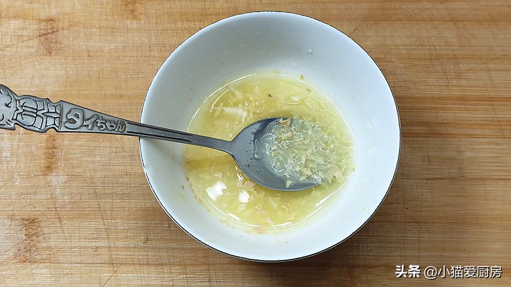 教你最简单的“凉拌蕨根粉”做法，成菜酸辣爽滑，夏天吃特别舒服