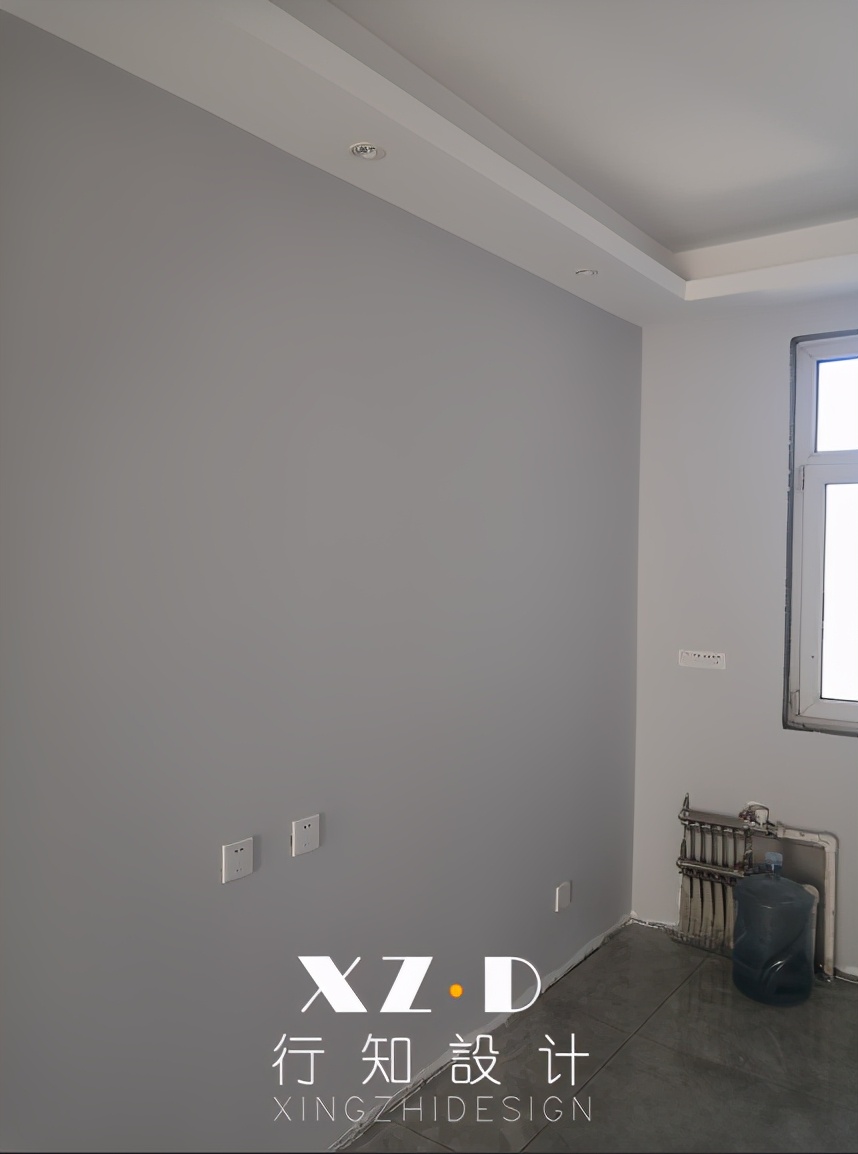 施工跟踪：电视墙暖咖色，其他墙面浅灰色，设计师不同阶段分享