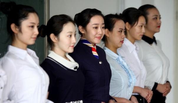 学生为圆空姐梦，花10万学空乘专业，结果毕业分到酒店当门童？
