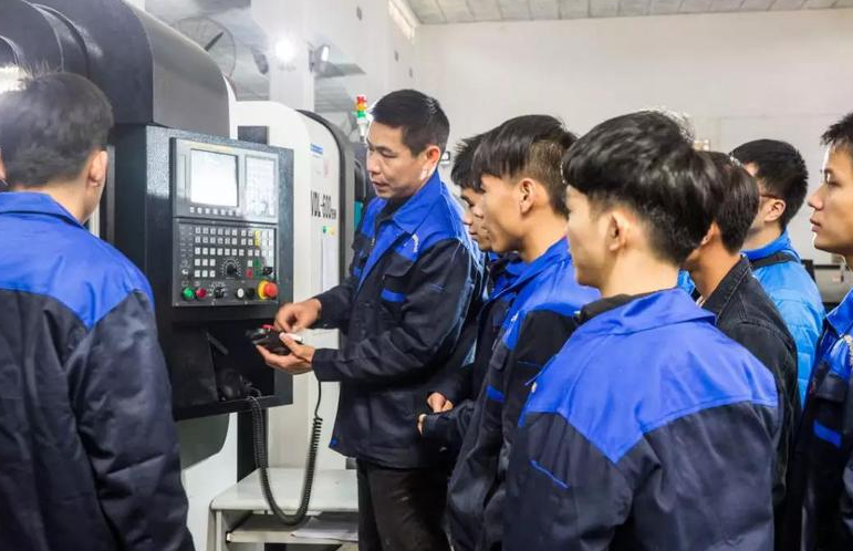 中铁十七局招聘高校生，月薪6千起步，机械和土木工程专业很吃香