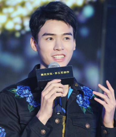 东华大学校草龚俊火了，高冷男神接地气，男生看了也自叹不如