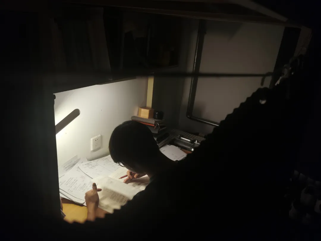 两年获7万+奖学金，从“压线入学”到专业第二，他是周志峰