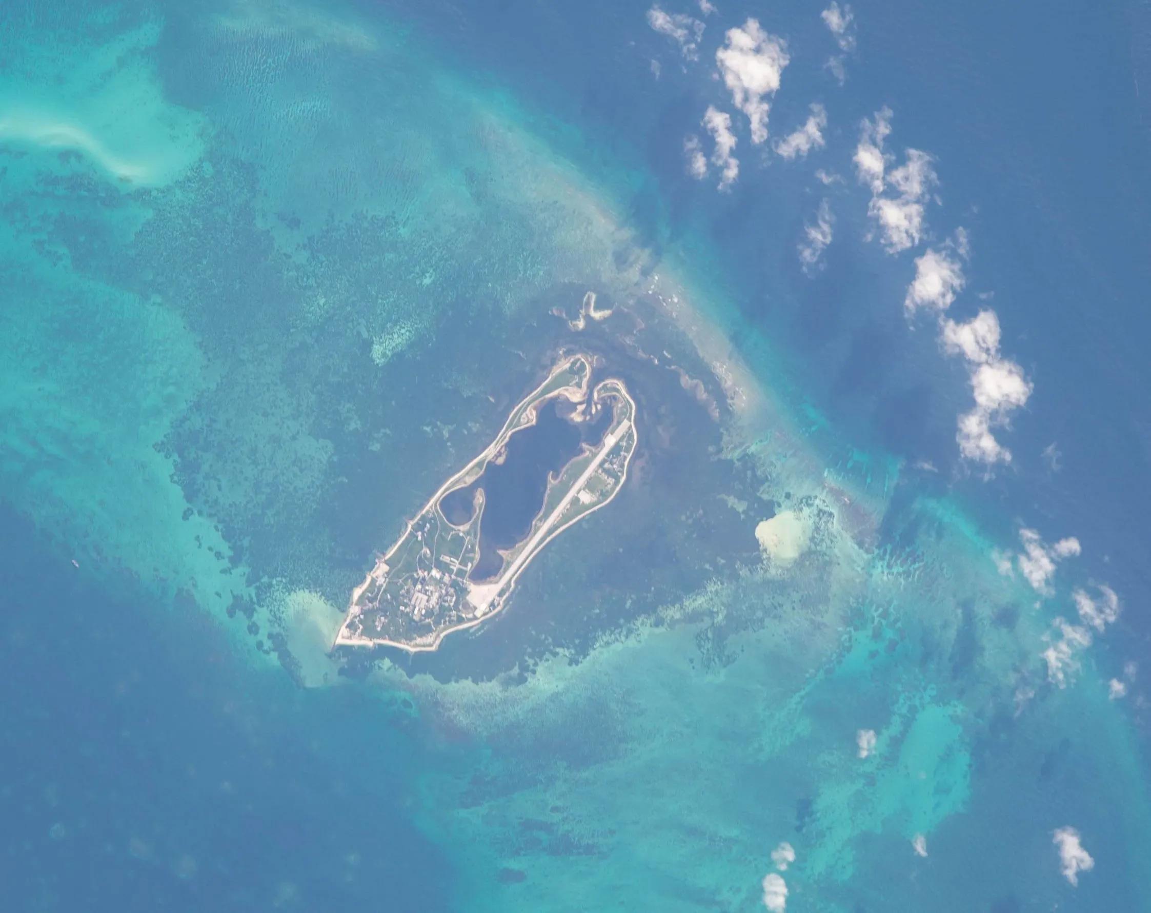 東沙群島是一艘不動的航空母艦，我國台灣實際管轄，島上都有啥？