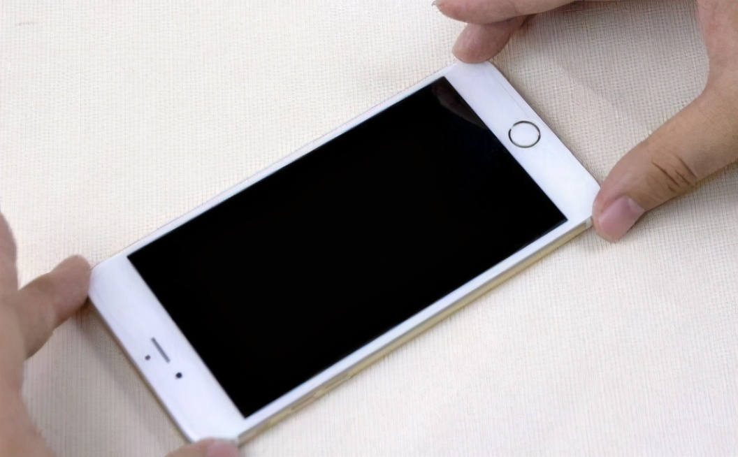 我靠摆摊贴手机膜2年开3家店，别人都说一本万利，其实全靠媳妇