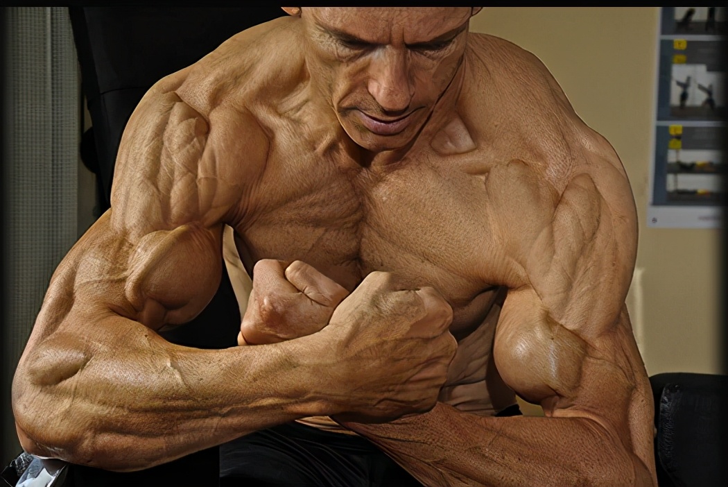 健身圈公認體脂率最低的男人，一身肌肉堪比解剖圖譜