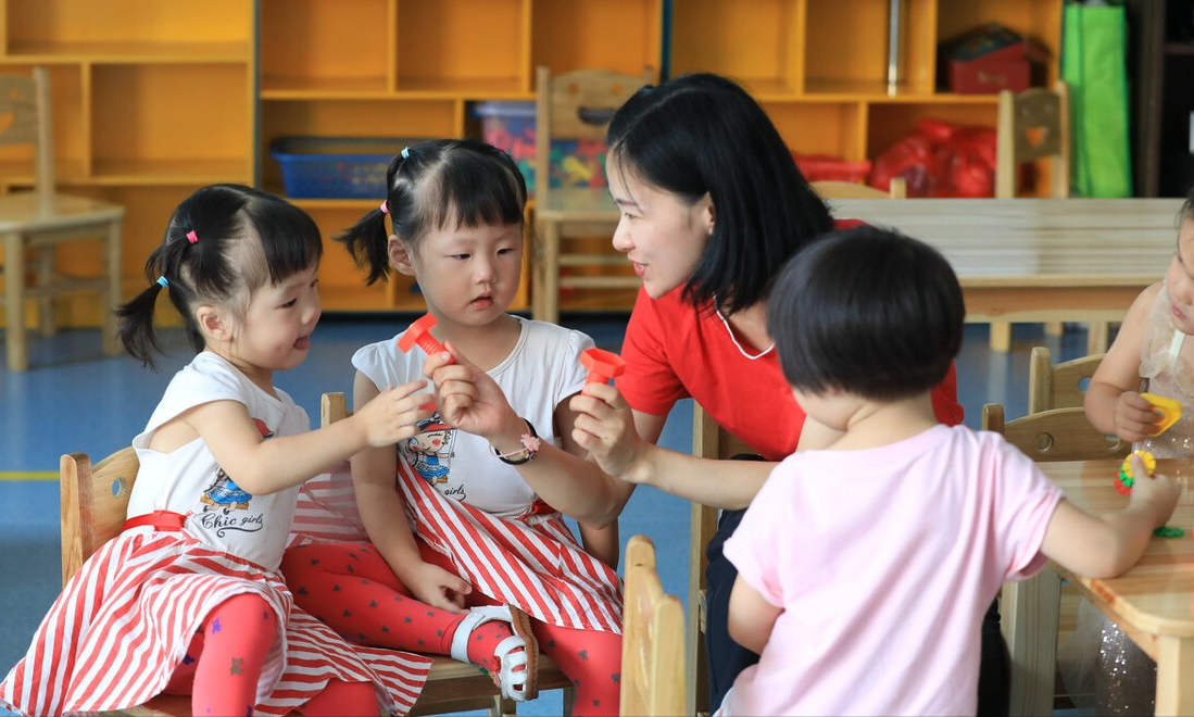 公立幼儿园和私立哪个更好？三大区别家长要提前了解，慎重做选择