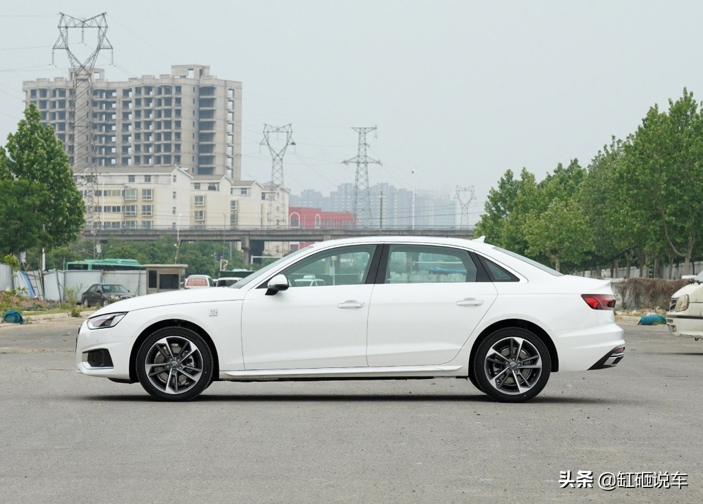 放弃高配丰田亚洲龙，20多万选择奥迪A4L，丈母娘都夸我有本事