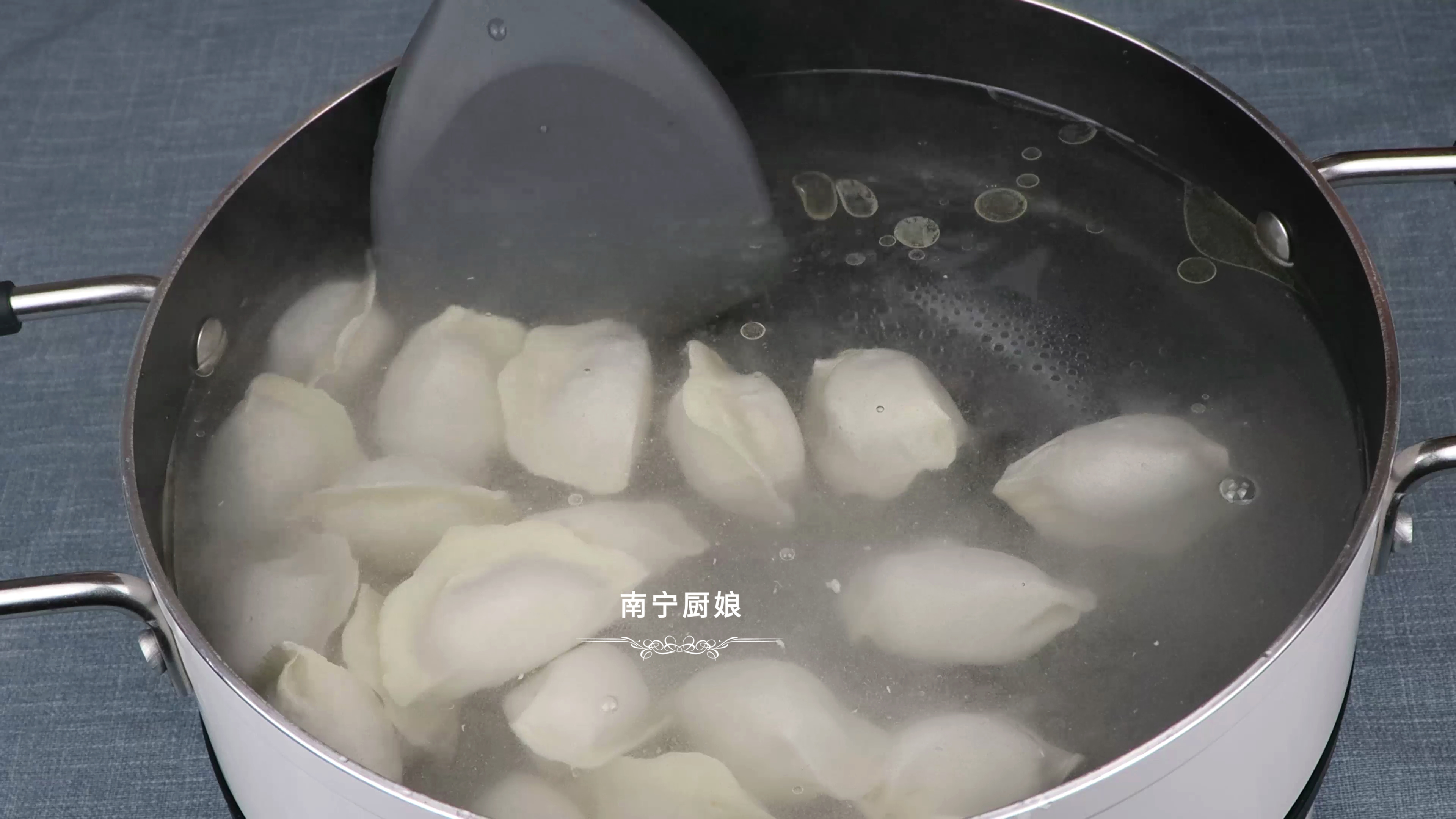 煮冻饺子时，冷水还是开水下锅好？教你正确煮法，饺子完整不破皮