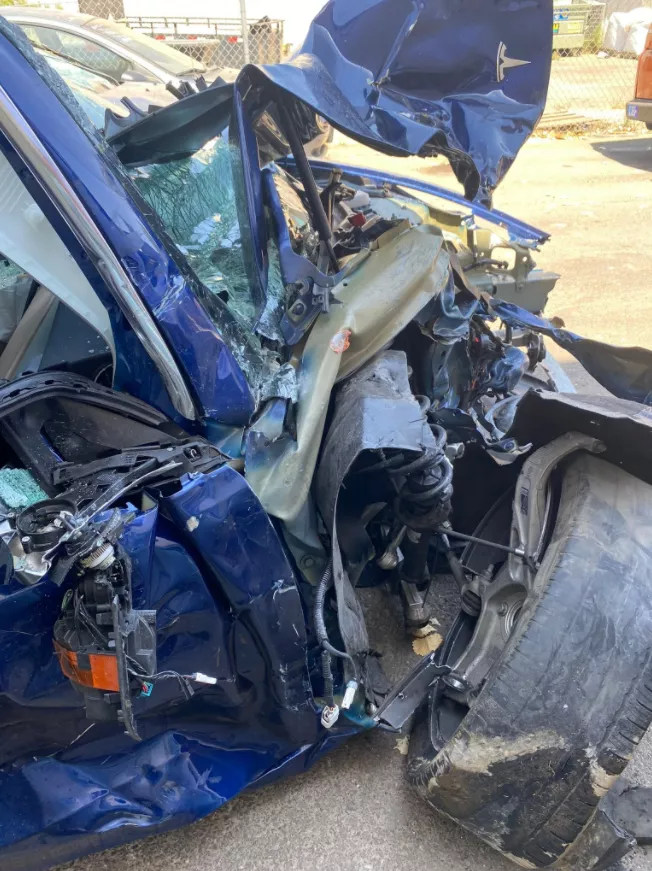特斯拉 Model 3 车主与醉驾车辆相撞，车头被撞烂无生命危险