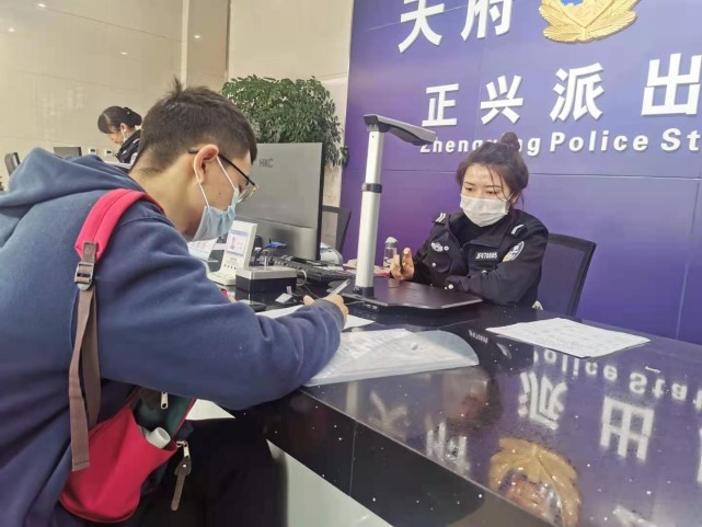 天府新区公安分局把服务送到家门口“一站式”办理“全方位”服务