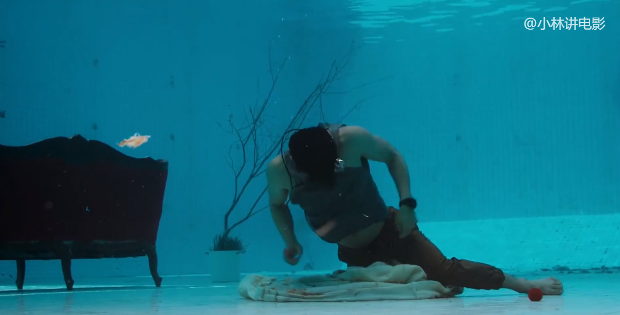 惊悚电影：小情侣被困6米深泳池，没等来救援，却来了条鳄鱼