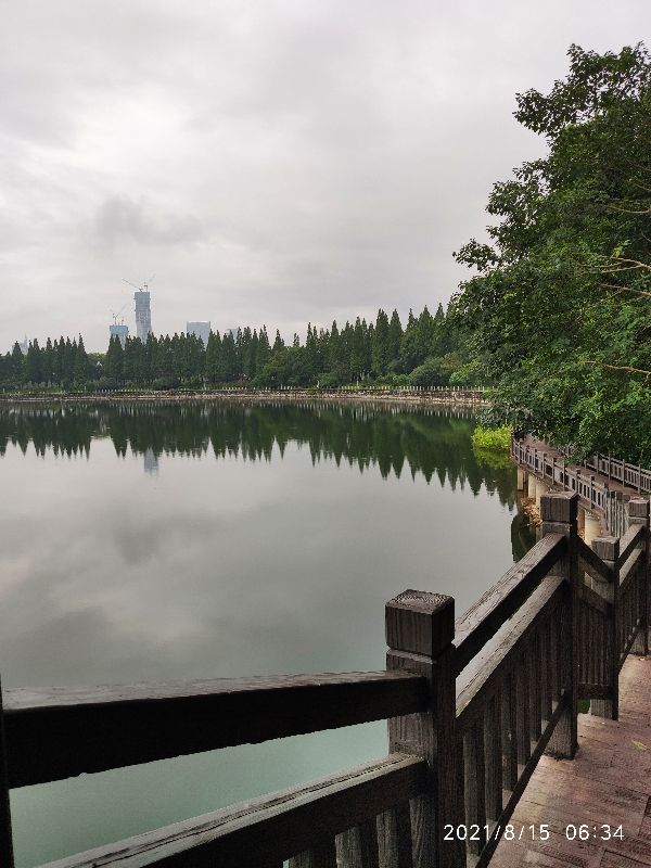 老人莫去风雨桥，平坦大道更牢靠