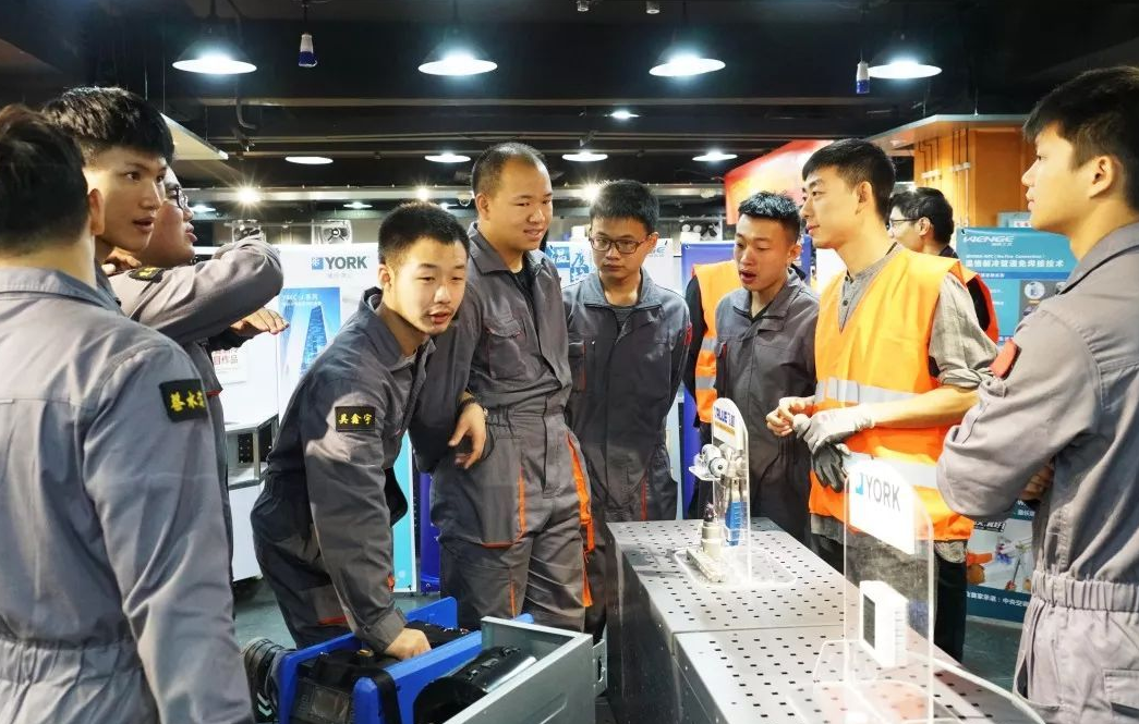 近800名高一新生欲走捷径，结果被退回职高，聪明反被聪明误