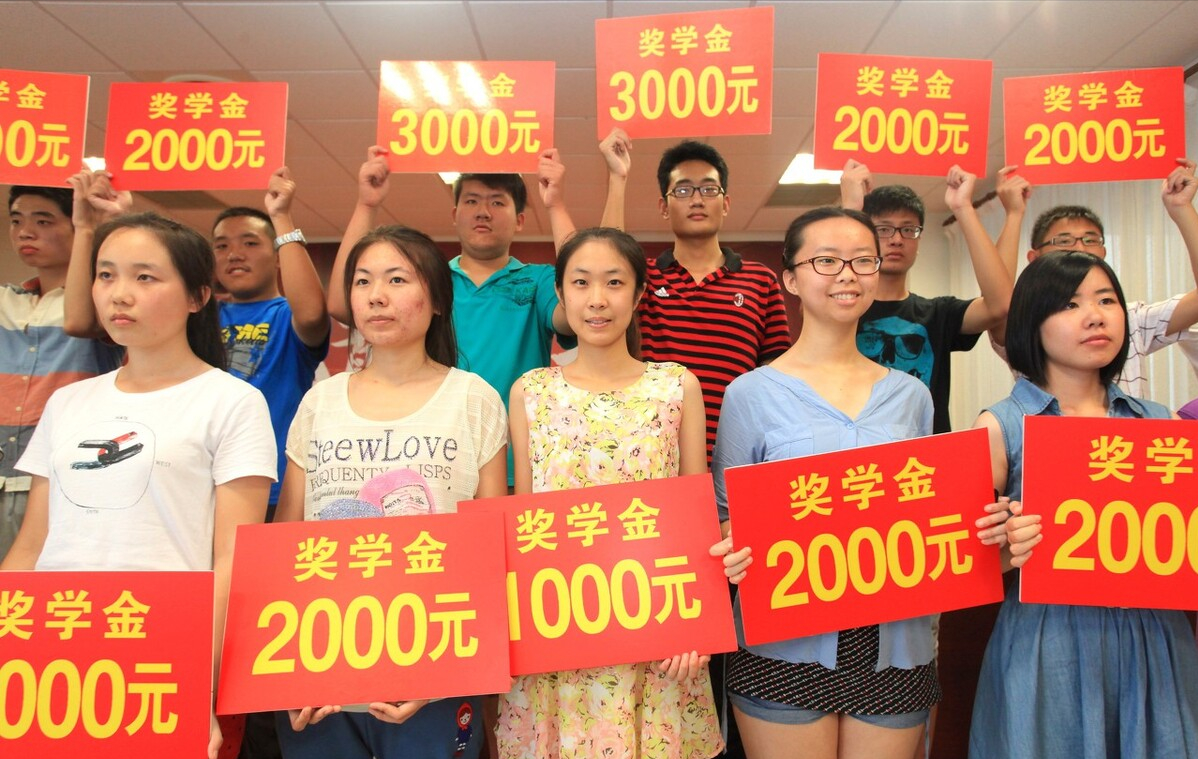 重庆一高校食堂超贴心，为师生开设减脂窗口，不少学生跃跃欲试