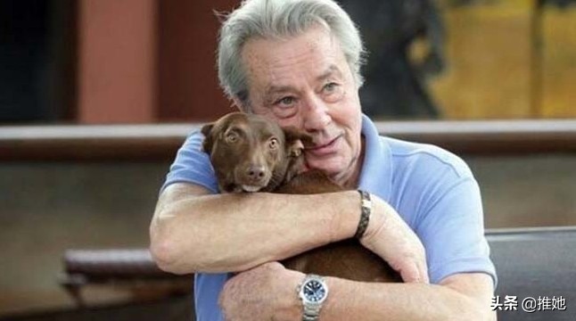 85岁阿兰·德龙：一生风流，晚年中风，家中只有狗相伴