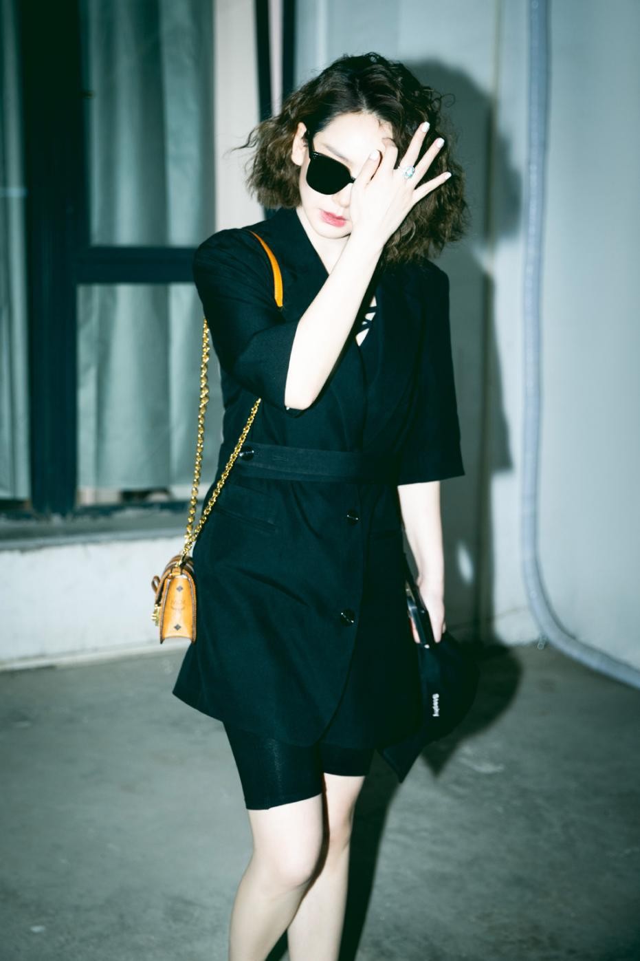 戚薇越来越像李承铉,黑色外套配绑带内搭,羊毛卷发型挺时髦