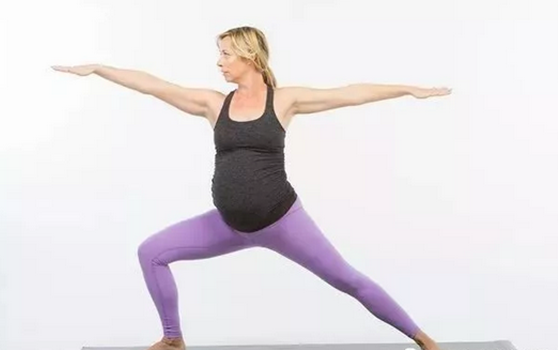 孕產瑜伽好處多，每天4組動作，緩解不適，調節骨盆，有助于分娩