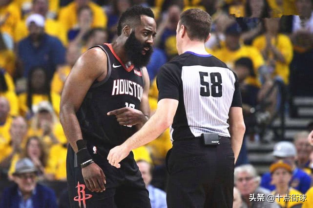 nba为什么走步犯规(哈登遭遇最犀利提问：是什么原因让你做出走步的后撤步投篮的？)