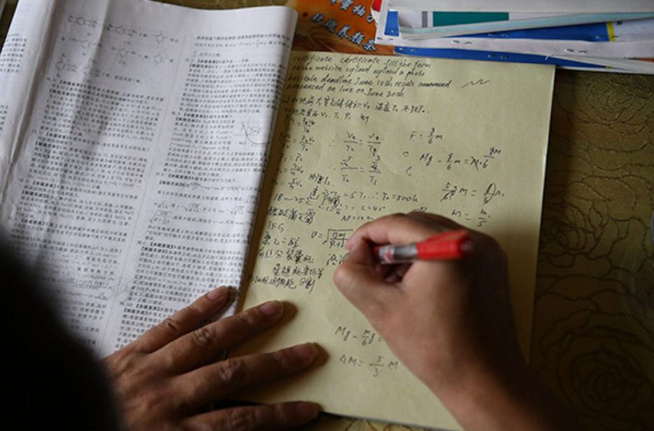 54岁高考钉子户梁实，今年第25次高考403分，称明年要转读文科