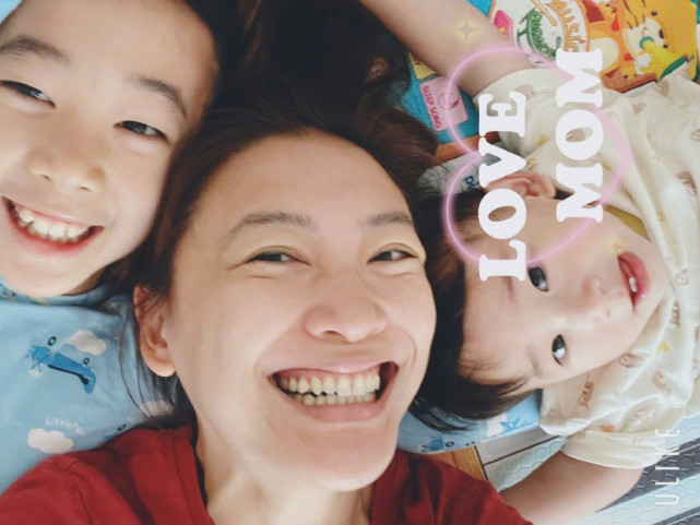 应采儿爸爸晒俩外孙近照，哥哥弹琴弟弟捣乱，“四手联弹”好有爱