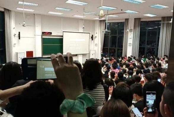 扒墙翻窗也要听？武汉大学恋爱心理学爆火，网友：对知识的渴望
